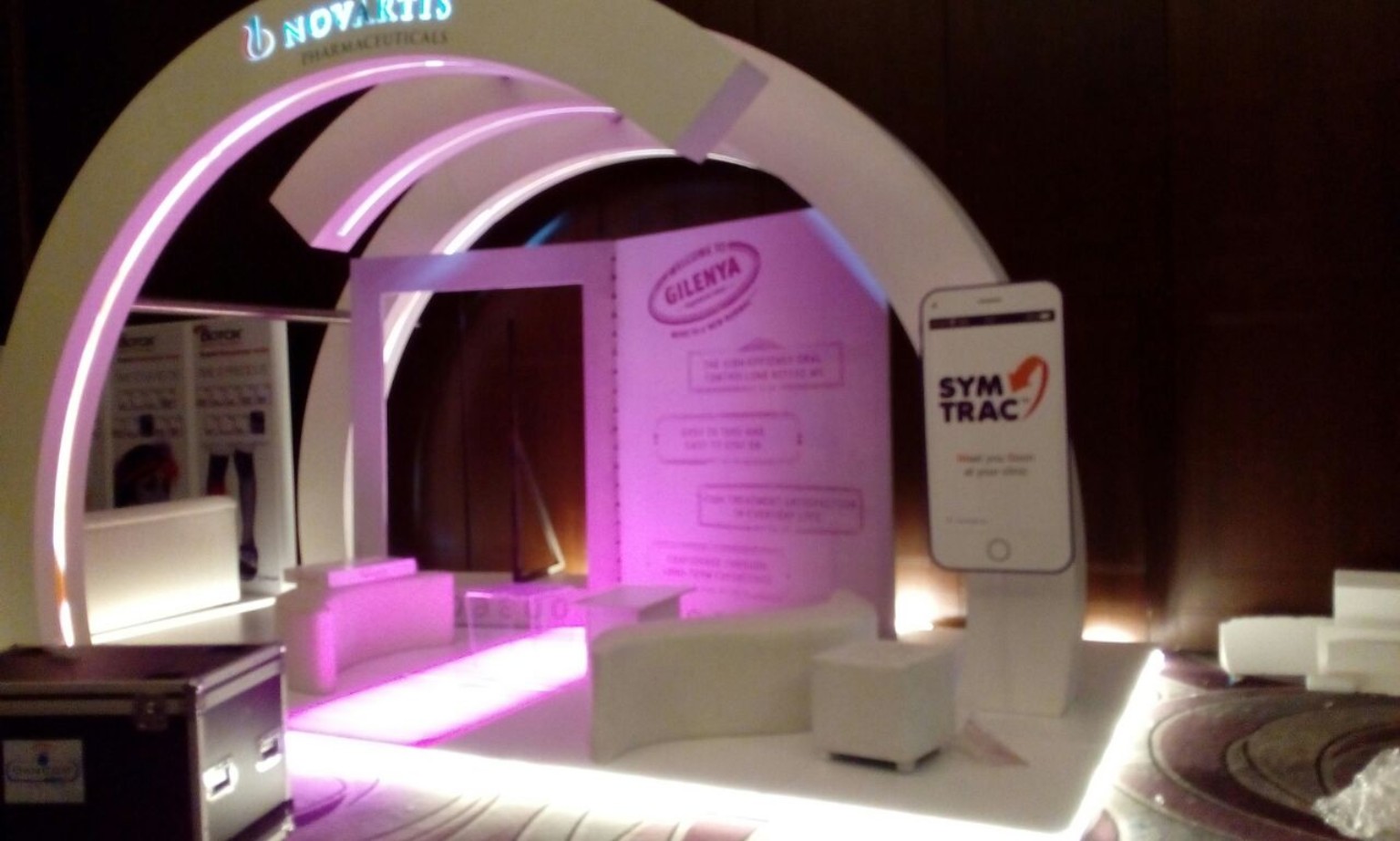 Curved exhibition stand